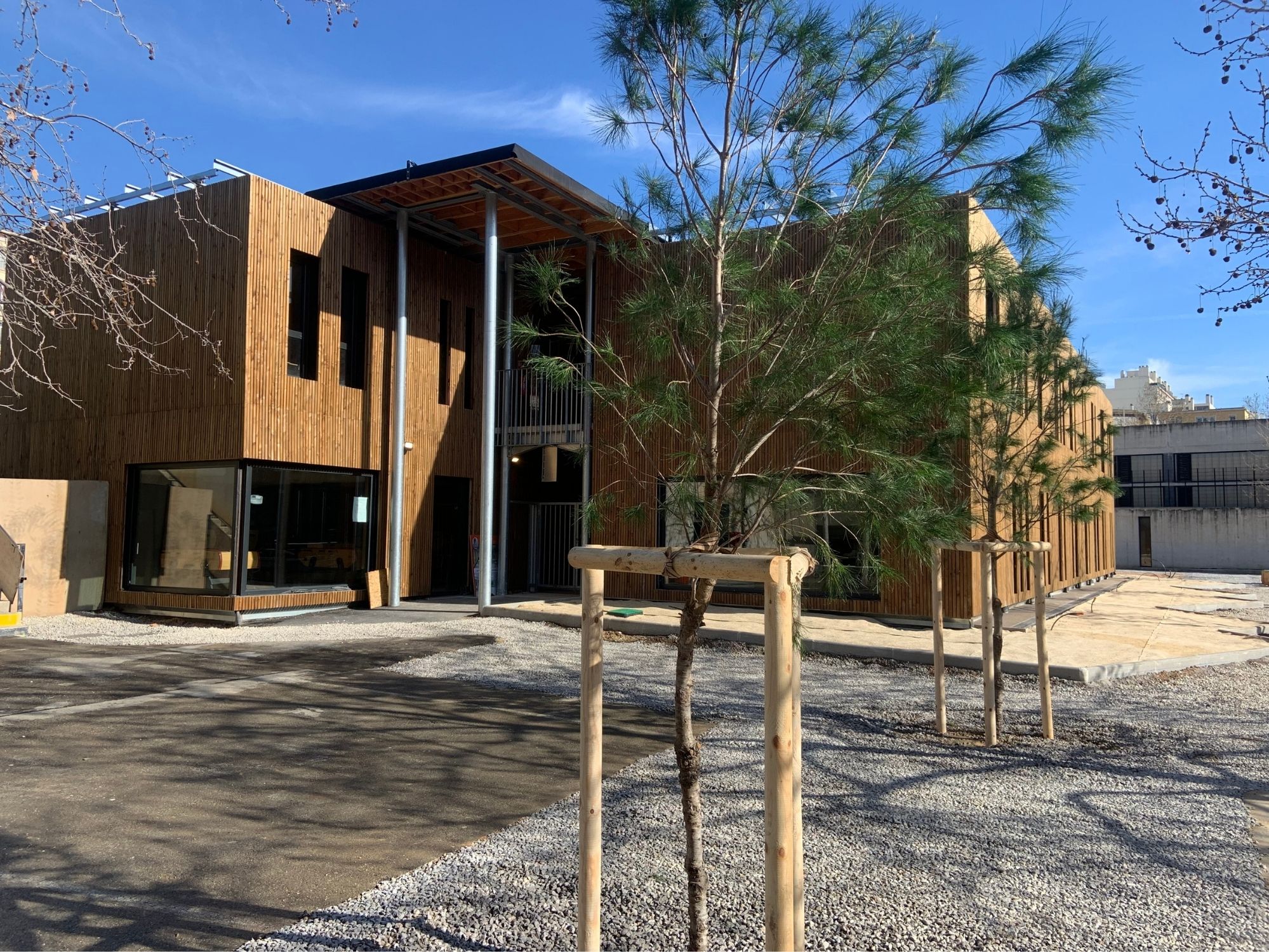 Bâtiment modulaire dans la cours du collèhe IZZO à Marseille