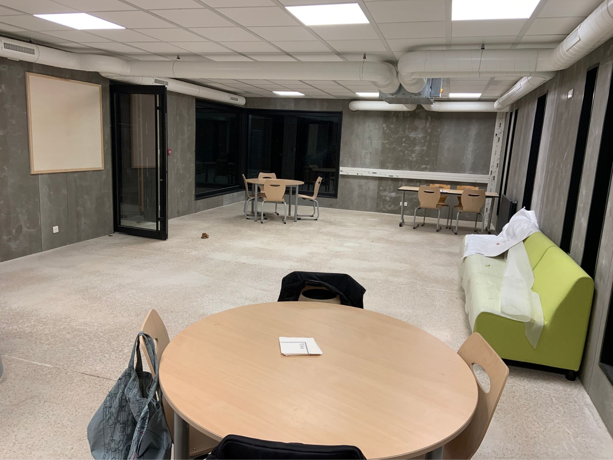 Salle de vie dans le bâtiment modulaire pour le collège Izzo