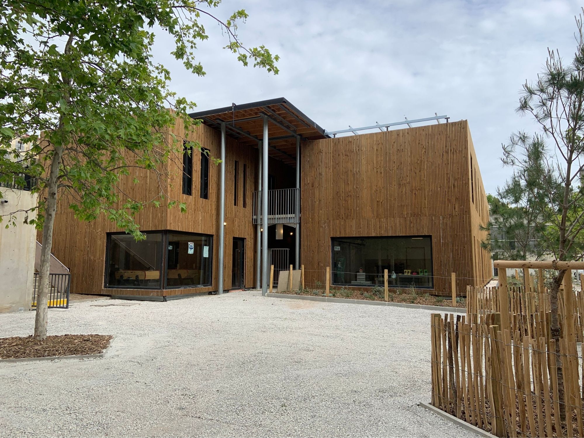 Vue extérieure sur le bâtiment modulaire conçu par Actimodul pour le collège Jean-Claude Izzo