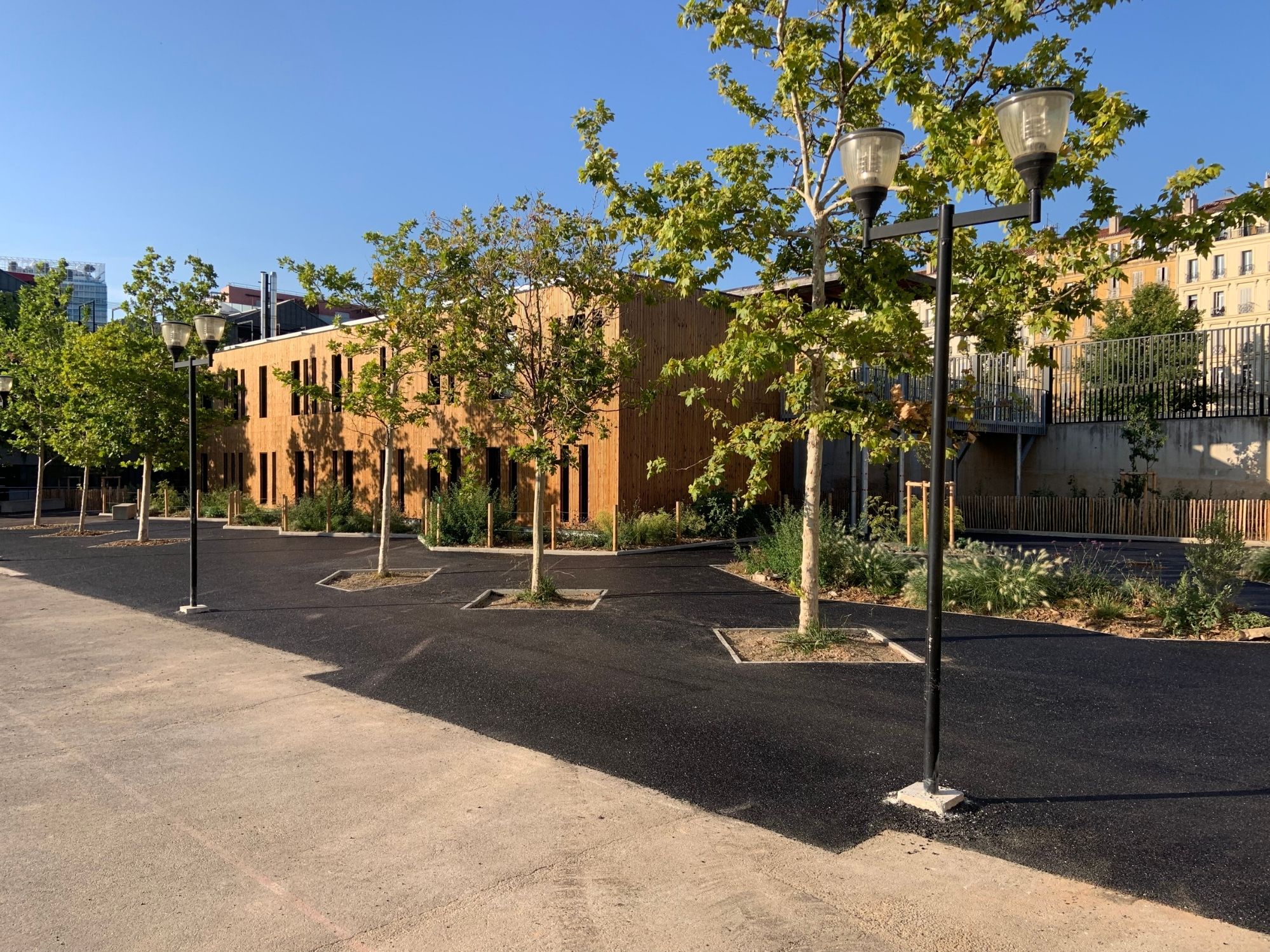 Vue extérieure depuis la cours du bâtiment modulaire pour la classe SEGPA du collège IZZO