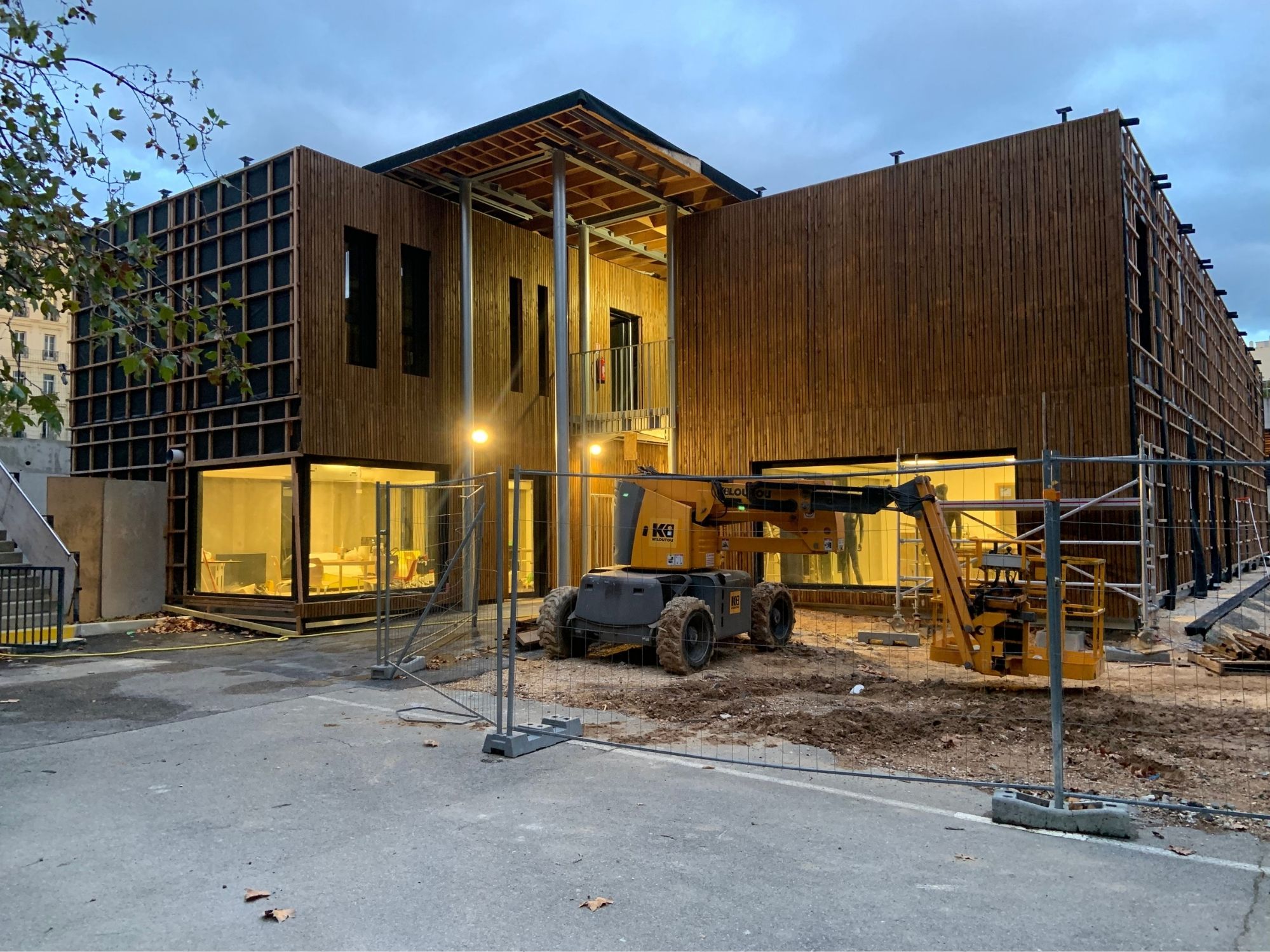 Vue extérieure du bâtiment modulaire pour le collège Jean-Claude IZZO