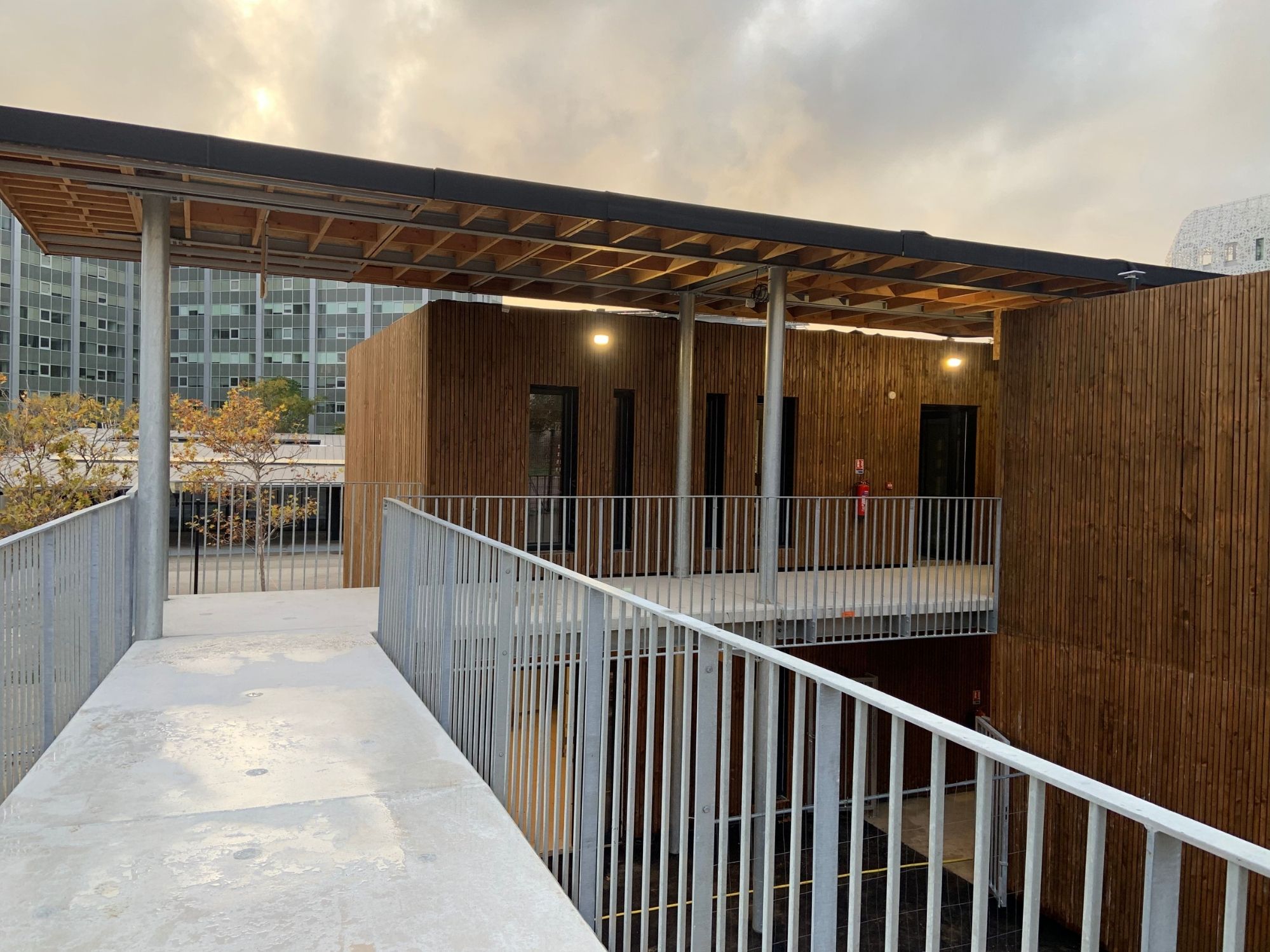 Garde-corps de bâtiment préfabriqué par Actimodul pour le collège Jean-Claude Izzo