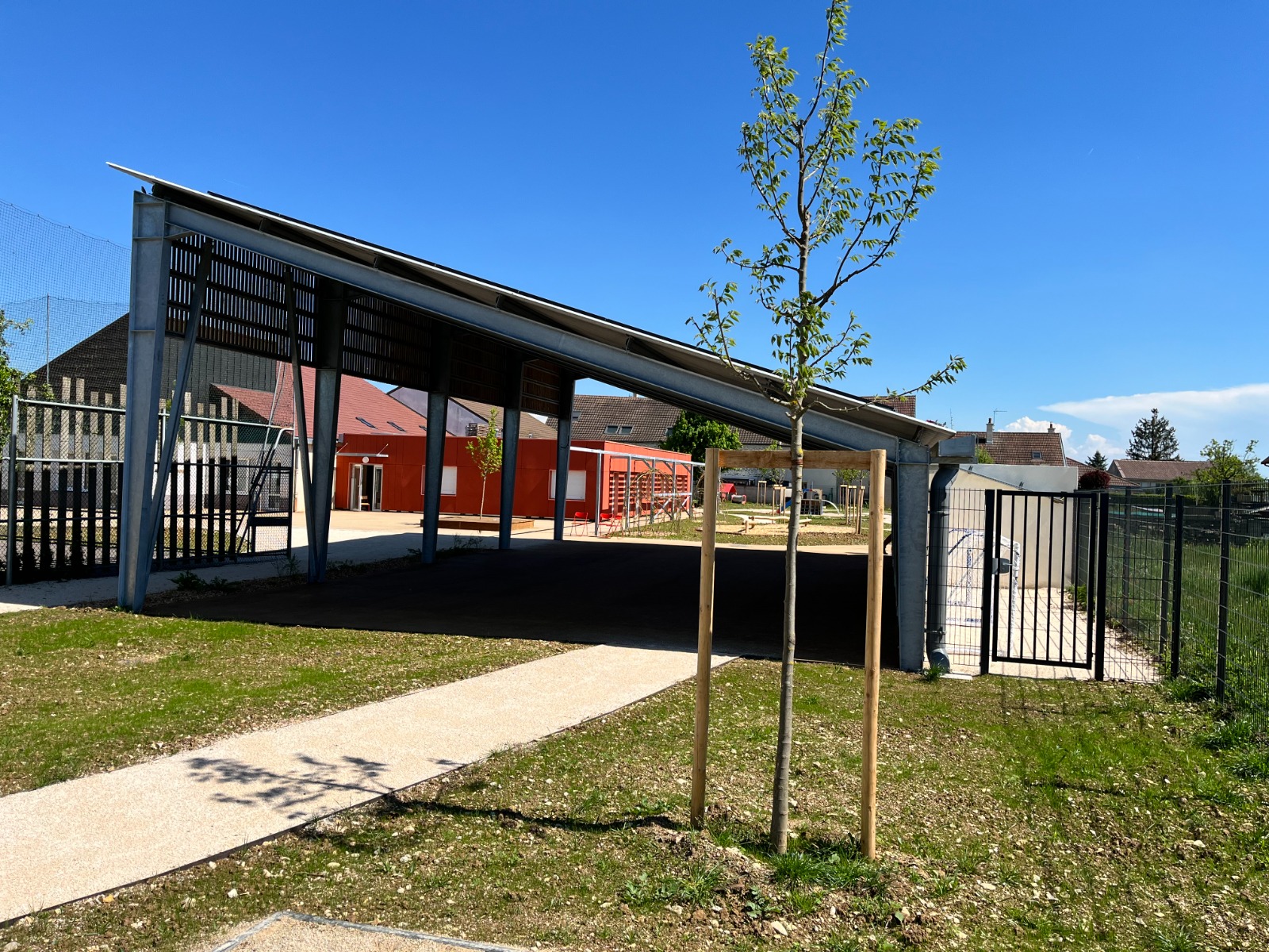 Construction de deux salles de classe modulaires, un vestiaire et une salle de pause